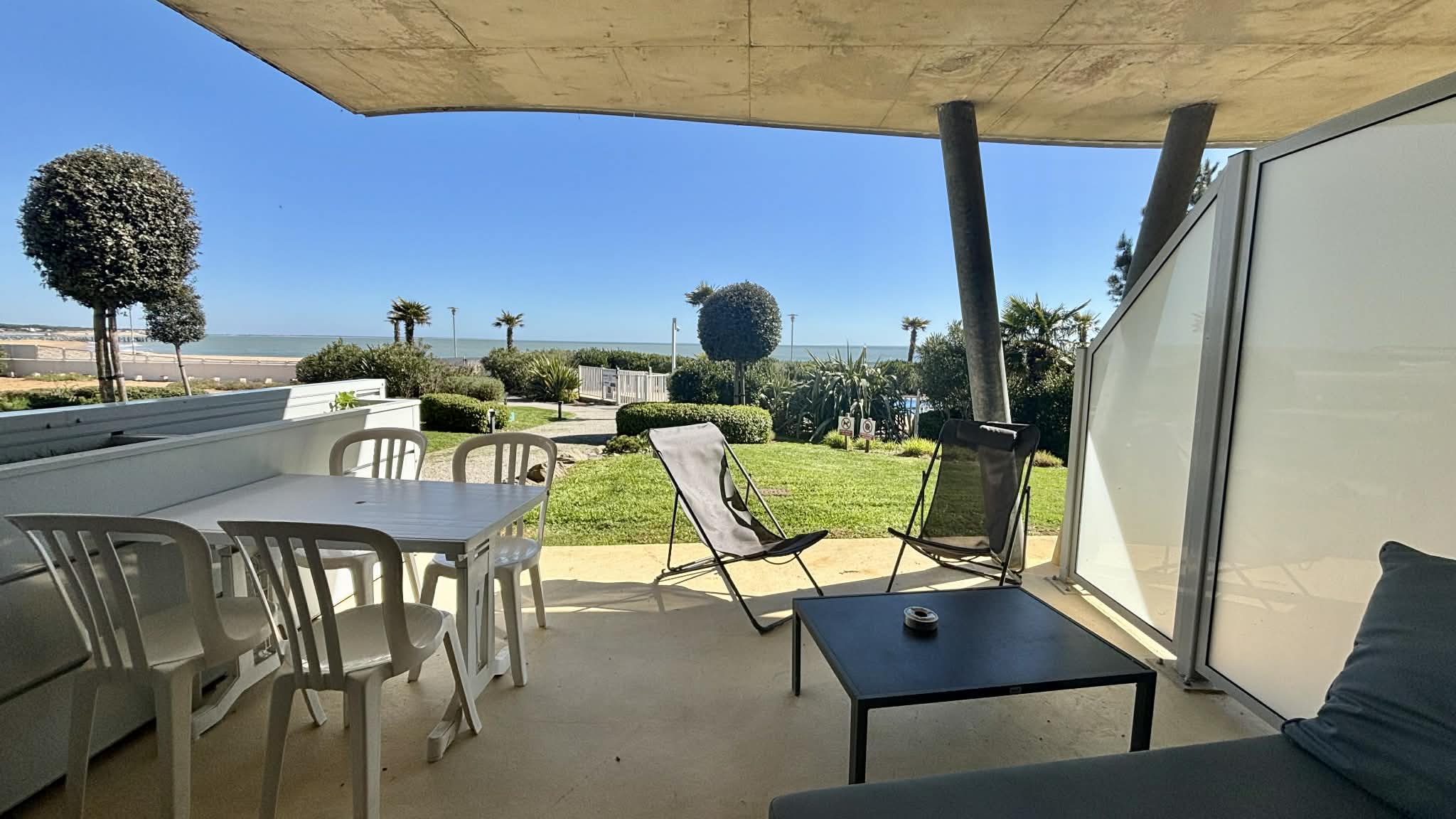 Appartement pour 2 à 4 personnes, rez de jardin, face mer,